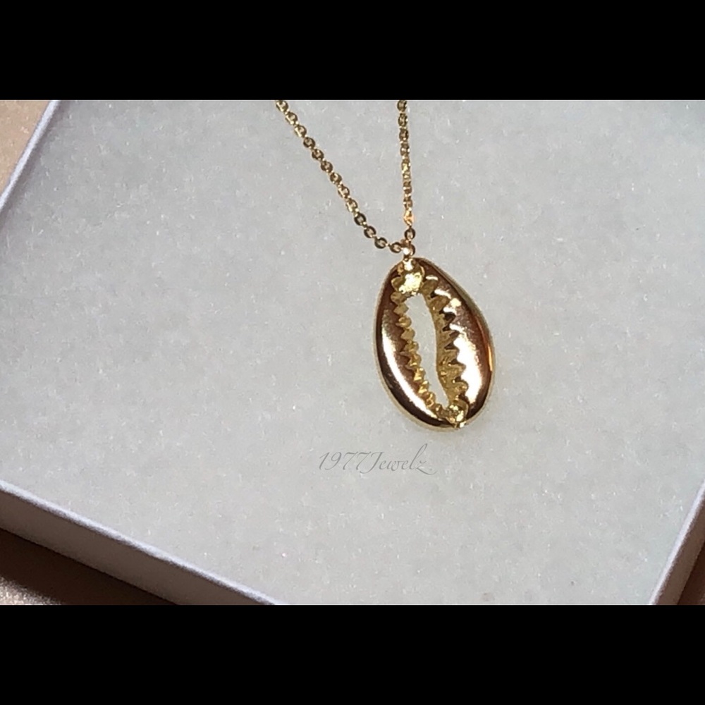 Crowie necklace